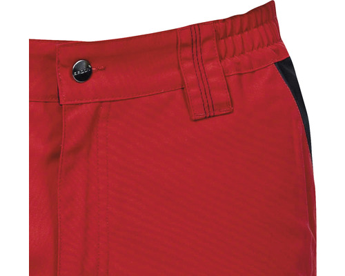 Prim-plan cu pantaloni de lucru roșii cu nasture și buclă pentru curea.