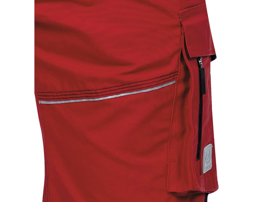 Prim-plan cu pantaloni de lucru roșii, cu buzunar lateral și bandă reflectorizantă