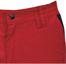 Detaliu pantaloni de lucru roșii cu nasture și buclă de curea
