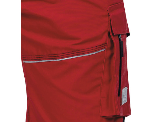 Prim-plan cu pantaloni de lucru roșii cu buzunar și bandă reflectorizantă