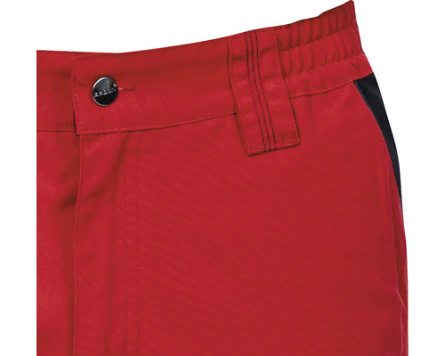 Prim-plan cu pantaloni de lucru roșii cu nasture și buclă pentru curea