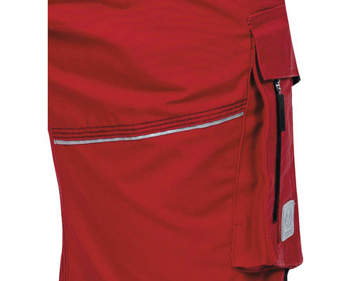 Detaliu al pantalonilor de lucru roșii cu buzunar lateral și bandă reflectorizantă