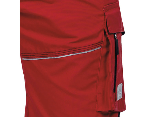 Detalii ale pantalonilor de lucru roșii cu buzunar lateral și bandă reflectorizantă