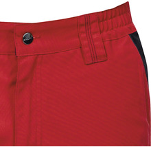 Detaliu pantaloni de lucru roșii cu nasture