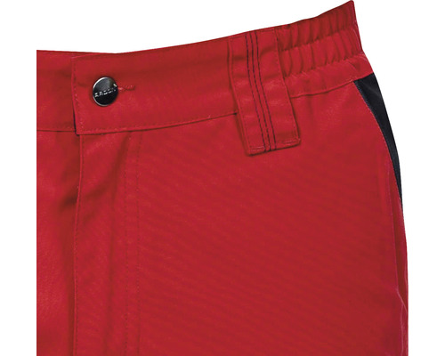 Detaliu pantaloni de lucru roșii cu nasture