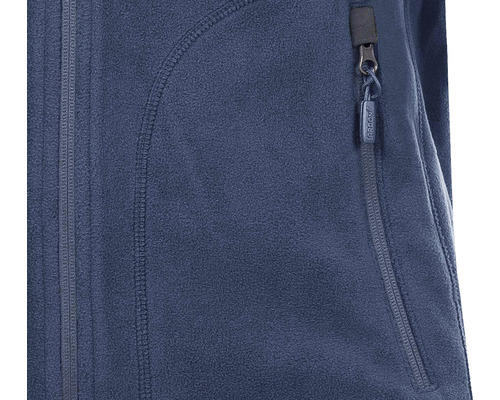 Prim-plan cu o jachetă de fleece cu fermoar și buzunare.