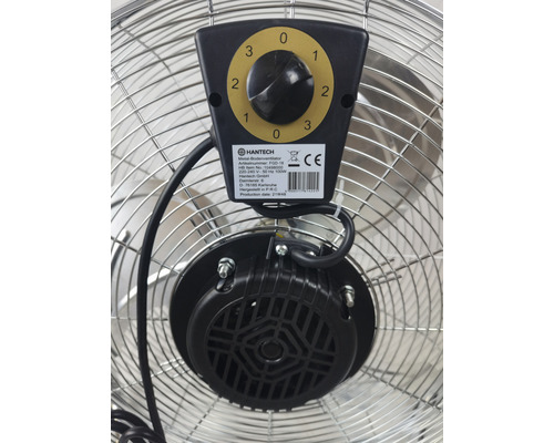 Prim-plan cu un ventilator de podea metalic cu control al vitezei și motor