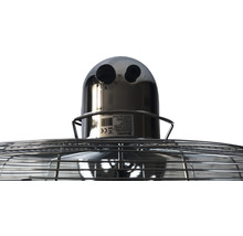 Imagine detaliată cu un ventilator cu comenzi și grilaj de protecție.