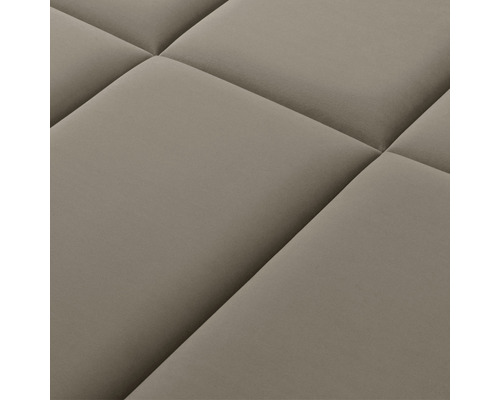 Prim-plan cu o suprafață textilă matlasată cu modele pătrate