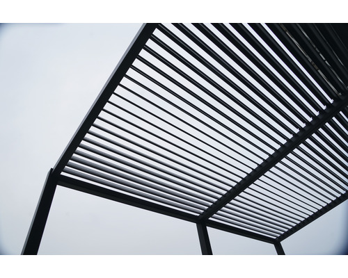 Vedere de jos a unui acoperiș de terasă din aluminiu.