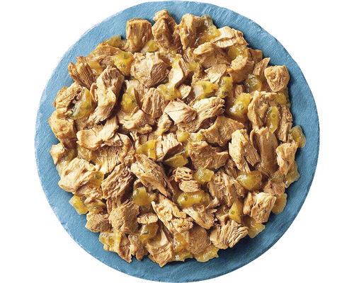 Mâncare pentru pisici cu pui și mere pe o farfurie