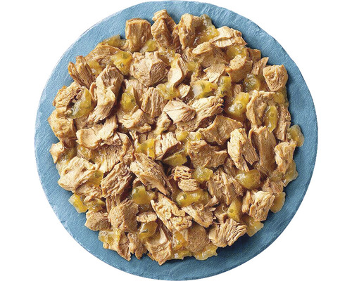 Mâncare pentru pisici cu pui și legume pe o farfurie