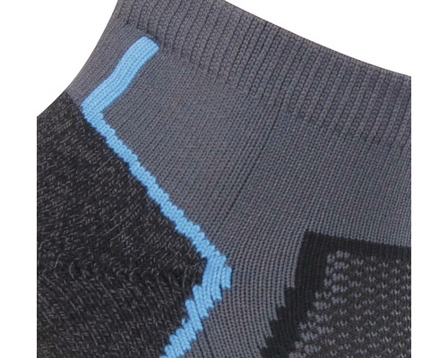 Prim-planu cu un șoset gri cu un accent albastru