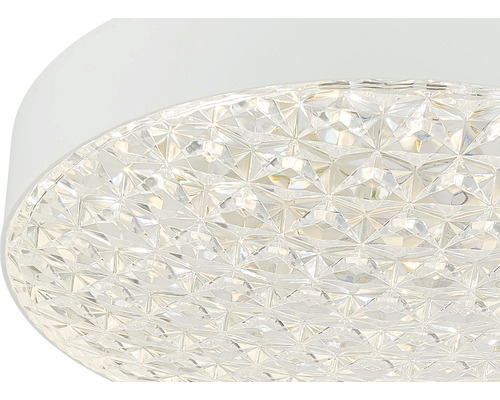 Prim-plan cu o plafonieră albă cu model de cristal.