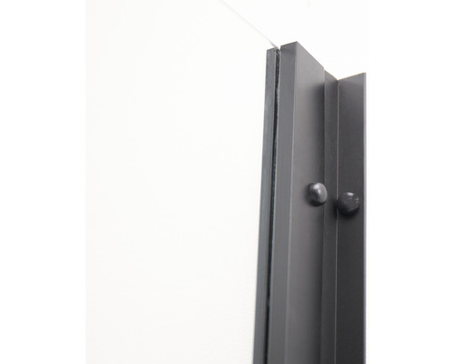 Imagine detaliată a unui toc de ușă cu profil de etanșare