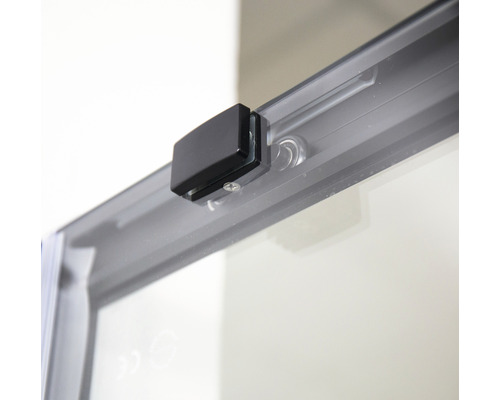 Detaliu cabină de duș cu ușă glisantă și feronerie