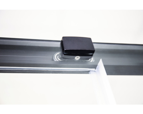 Detalii cabină de duș cu ușă glisantă și mâner negru