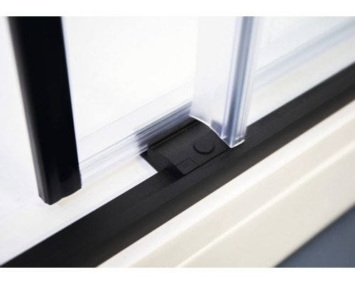 Imagine detaliată cu o cabină de duș cu ușă glisantă și cadru negru