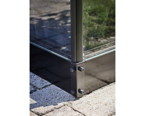 Detaliu al unei construcții din sticlă cu elemente metalice și șuruburi