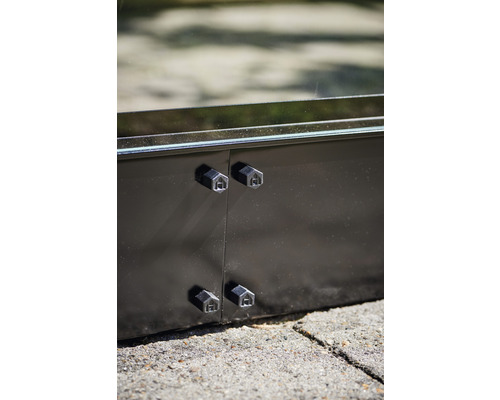 Imagine detaliată a unui strat înălțat cu conectori de colț