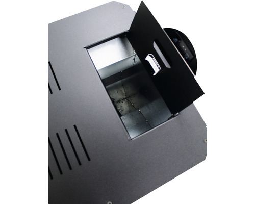 Imagine detaliată a unui grătar cu ușa deschisă și fante de ventilație.