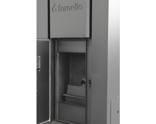 Vizualizare detaliată a camerei de ardere a unui focar pe peleți cu logo-ul Fornello