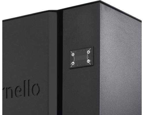 Prim-plan cu un cazan de încălzire cu panou de control