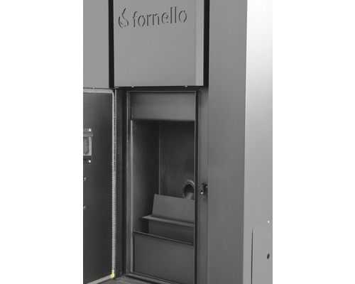 Șemineu cu ușa deschisă și logo-ul Fornello