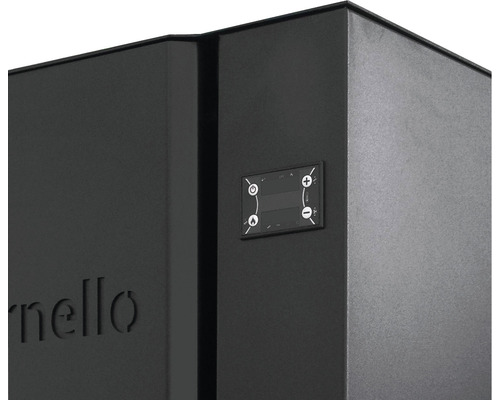 Detaliu cu un șemineu pe peleți cu elemente de control