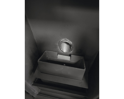 Vedere interioară a unui cuptor cu racord de conductă de evacuare a gazelor arse și cenușar