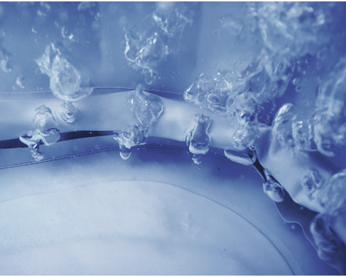 Prim-plan cu apă spumantă pe un perete de piscină