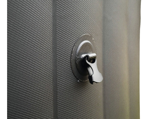 Imagine detaliată a unui produs gonflabil negru cu ventil