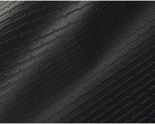 Prim-plan cu o covorașă neagră de cauciuc cu model de solzi
