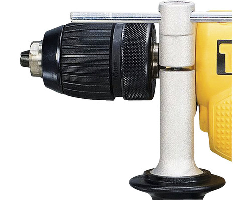 Prim-plan cu o bormașină cu mandrină și mâner