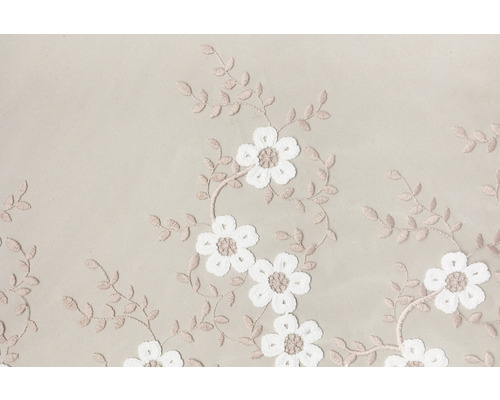 Prim-plan cu material textil brodat pentru perdele cu model floral