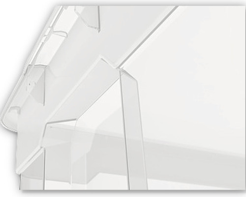 Prim-plan al unei cutii de depozitare transparente