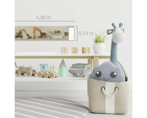 Cameră de copii cu bordură cu motive de șantier, raft cu jucării și girafă de pluș