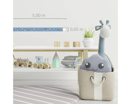 Decorarea camerei copiilor cu bordură, jucării și covor