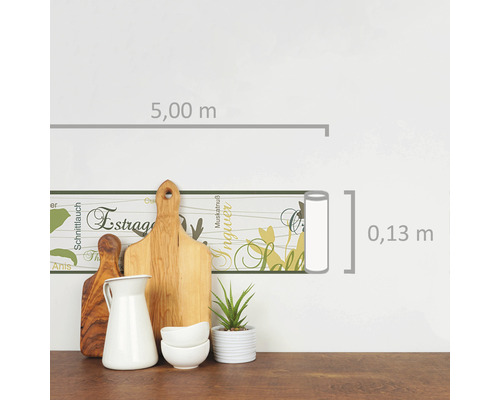 Scenă de bucătărie cu bordură cu ierburi, tocătoare, ulcior și plantă