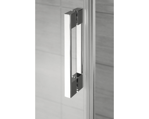 Prim-plan cu mânerul ușii cabinei de duș