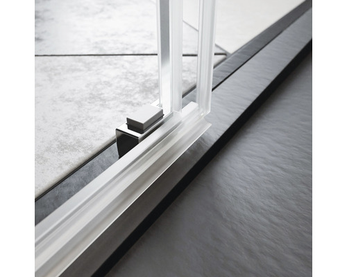 Vizualizare detaliată a unei cabine de duș cu element de profil și intrare în podea