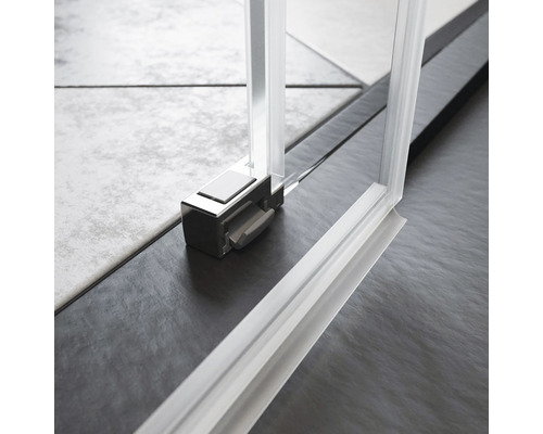 Prim-plan cu o cabină de duș cu profil de cadru și garnitură de etanșare