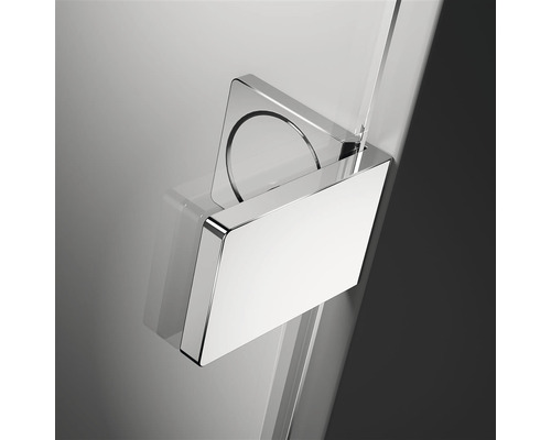 Prim-plan cu mânerul metalic al ușii cabinei de duș