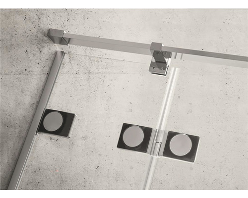 Imagine detaliată a unei cabine de duș cu feronerie și sticlă