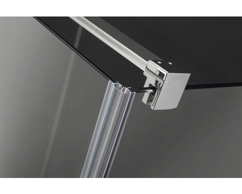 Prim-plan cu cabină de duș cu elemente de sticlă și feronerie cromată.