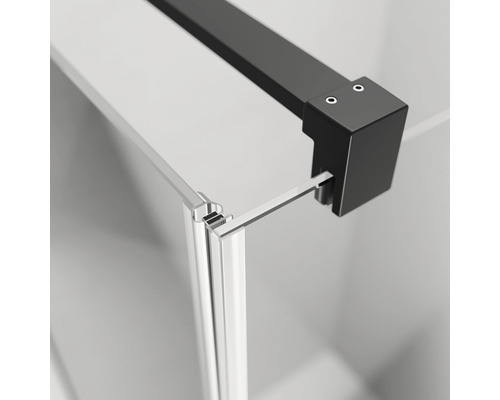 Imagine detaliată a unei cabine de duș cu bară de stabilizare neagră și sticlă transparentă