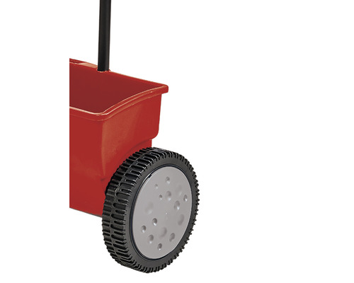 Imagine detaliată a unui cărucior de împrăștiere cu recipient roșu și mâner negru