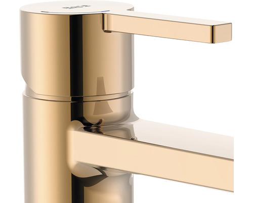 Prim-plan cu robinet de chiuvetă auriu