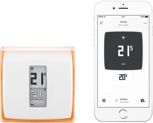 Termostat electronic lângă un smartphone cu aplicație de termostat