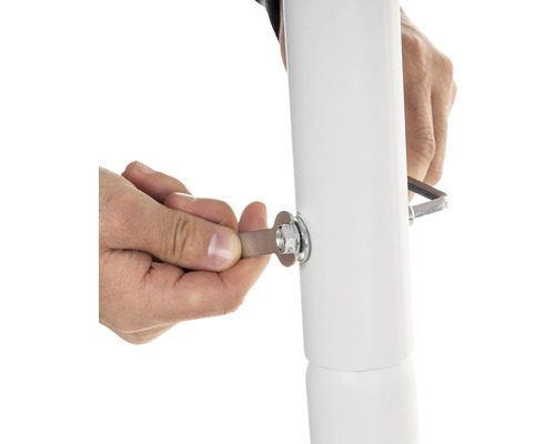 Strângerea unui șurub pe un picior de mobilă cu o cheie